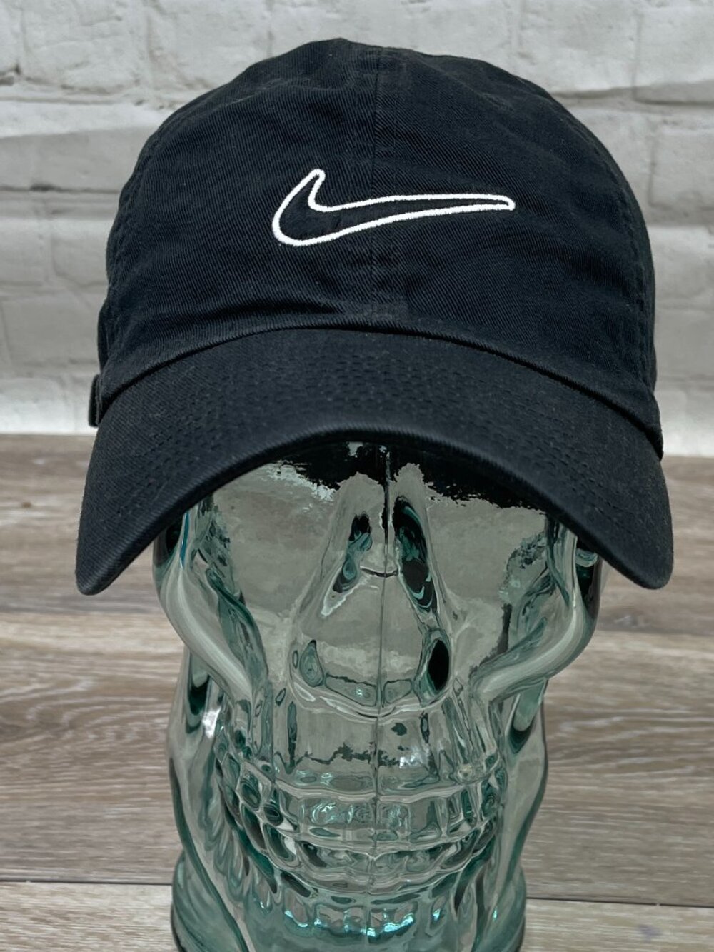 NIKE RELAXED FIT WHITE SWOOSH 1SIZE STRAP BACK HAT / CAP
